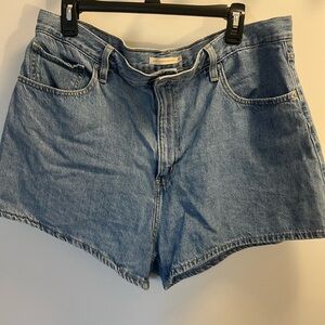 Levi’s High Waisted Mom Jean short